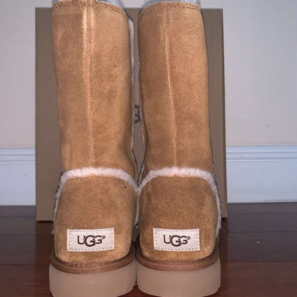 Ugg Australia Women’s Classic Short Sean Boots - Picture 3 of 6